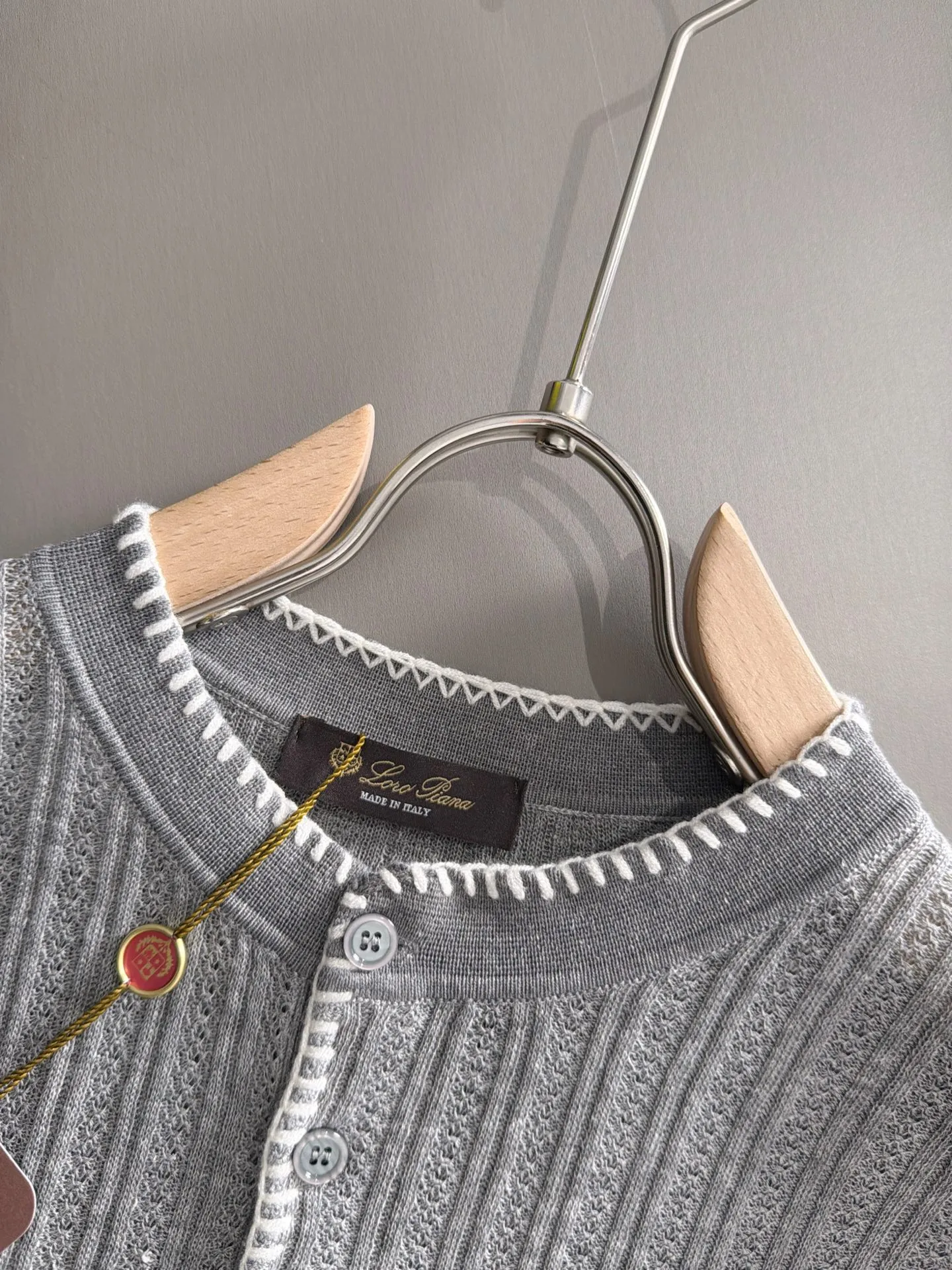 LP high quality Loro Piana 26ss New Arrival men's short-sleeved T-shirt. Made of combed cotton yarn knitted cotton fabric, no pressure when entering and exiting the counter. Exclusive control of raw materials. It feels substantial when weighed, and the upper body is more textured than ordinary T-shirts. This texture can handle the weather easily and is suitable for both hot and cold! Loose fit design, looks noble. The only correct version is available Size: M to 4XL